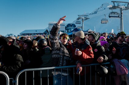 Festival im Skigebiet mit vielen feiernden Menschen. | © Silvretta Montafon - by GOODGUYPAEZ