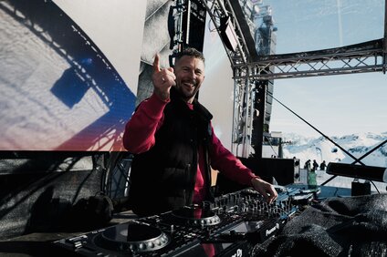 Sebastian Bronk auf der Bühne beim Mountain Beats Festival in der Silvretta Montafon | © Silvretta Montafon - GOODGUYPAEZ