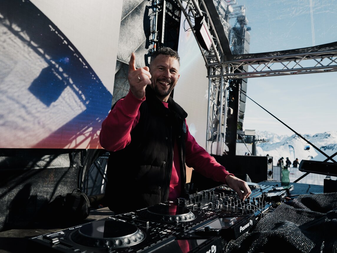 Sebastian Bronk auf der Bühne beim Mountain Beats Festival in der Silvretta Montafon | © Silvretta Montafon - GOODGUYPAEZ