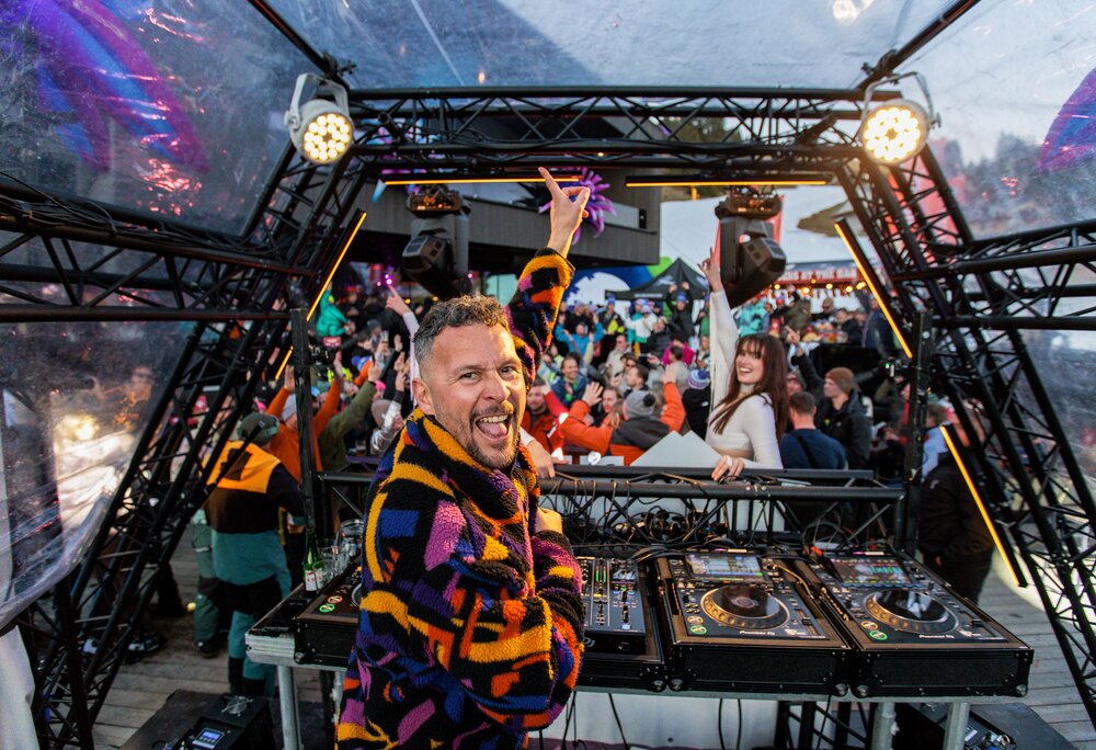 Sebastian Bronk vor einer großen Menge in einer bunten Jacke | © Silvretta Montafon - Sebastian Bronk