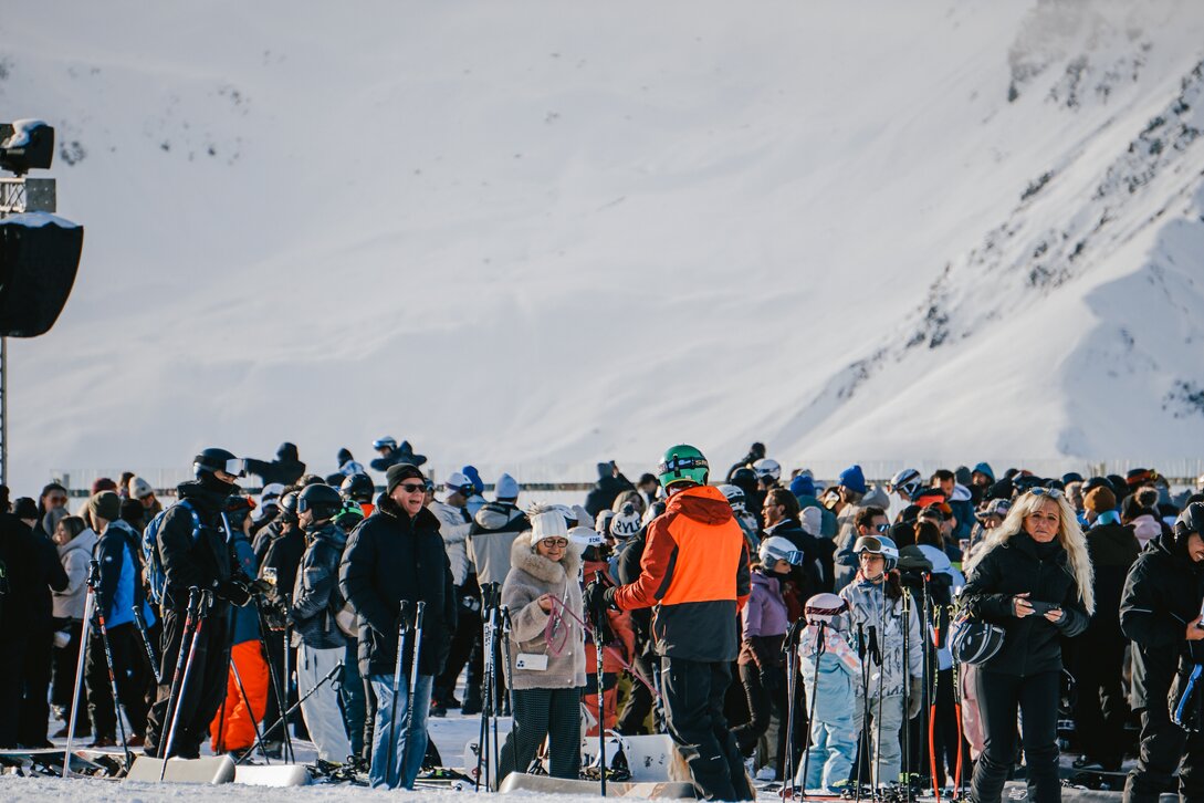 Eine Menge von Skifahrern am Berg beim Skiopening Montafon in der Silvretta Montafon. | © Silvretta Montafon - Vaness Strauch