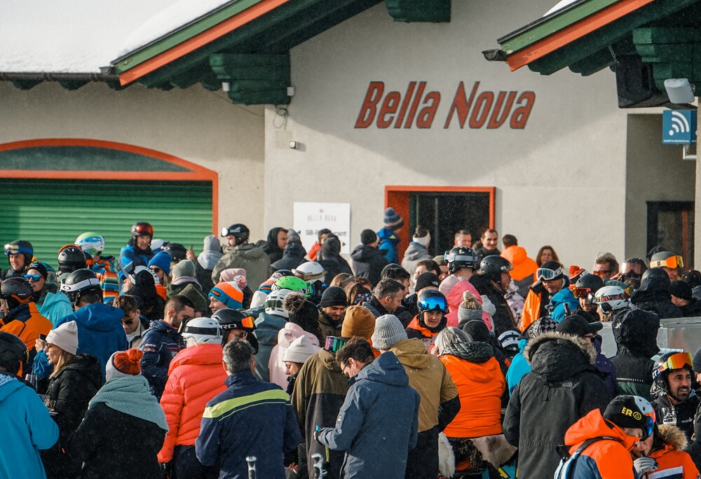 Eine Menge von Skifahrern vorm Restaurant Bella Nova beim Skiopening Montafon in der Silvretta Montafon. | © Silvretta Montafon - Vanessa Strauch