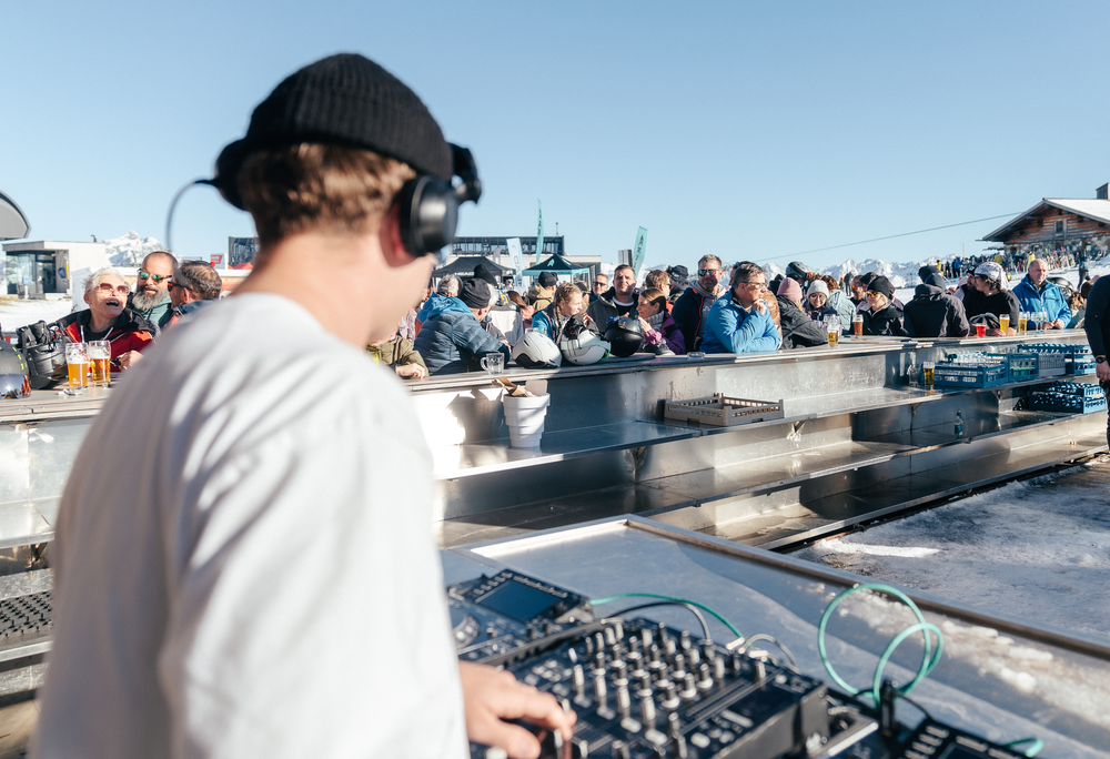 Skiopening Montafon - Silvretta Montafon | © Silvretta Montafon - Marie Schilcher Ein DJ spielt in der Bella Nova währenddessen die Skifahrer ein Getränk genießen | © Silvretta Montafon - Marie Schilcher