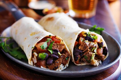 Zwei mit Fleisch und Gemüse gefüllte Burritos auf einem Teller | © Silvretta Montafon - Fotolia