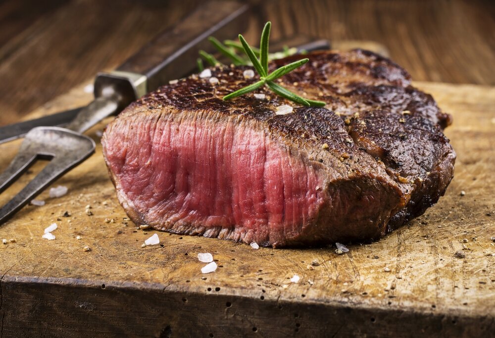 Steakwoche - Silvretta Montafon | © Silvretta Montafon Ein Steak mit Gargrad medium-rare auf einem Holzbrett | © Silvretta Montafon