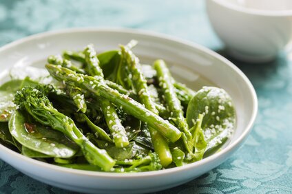 Grüner Spargel auf einem weißen Teller mit Sesam besprinkelt | © Silvretta Montafon - iStock