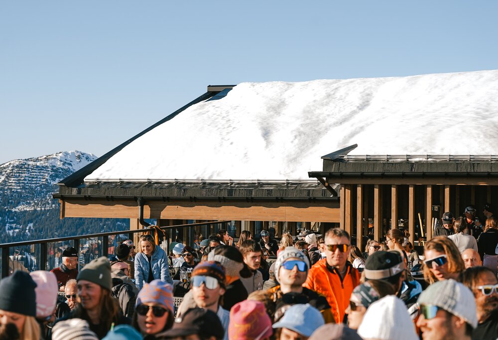 Eine gefüllte Terrasse im Skigebiet Silvretta Montafon bei Kaiserwetter. | © Silvretta Montafon - Vanessa Strauch