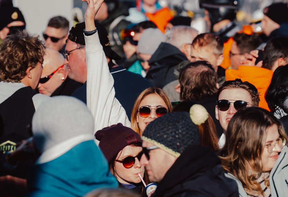 Tanzende und feiernde Menschen beim Uniskitag in der Silvretta Montafon | © Silvretta Montafon - GOODGUYPAEZ