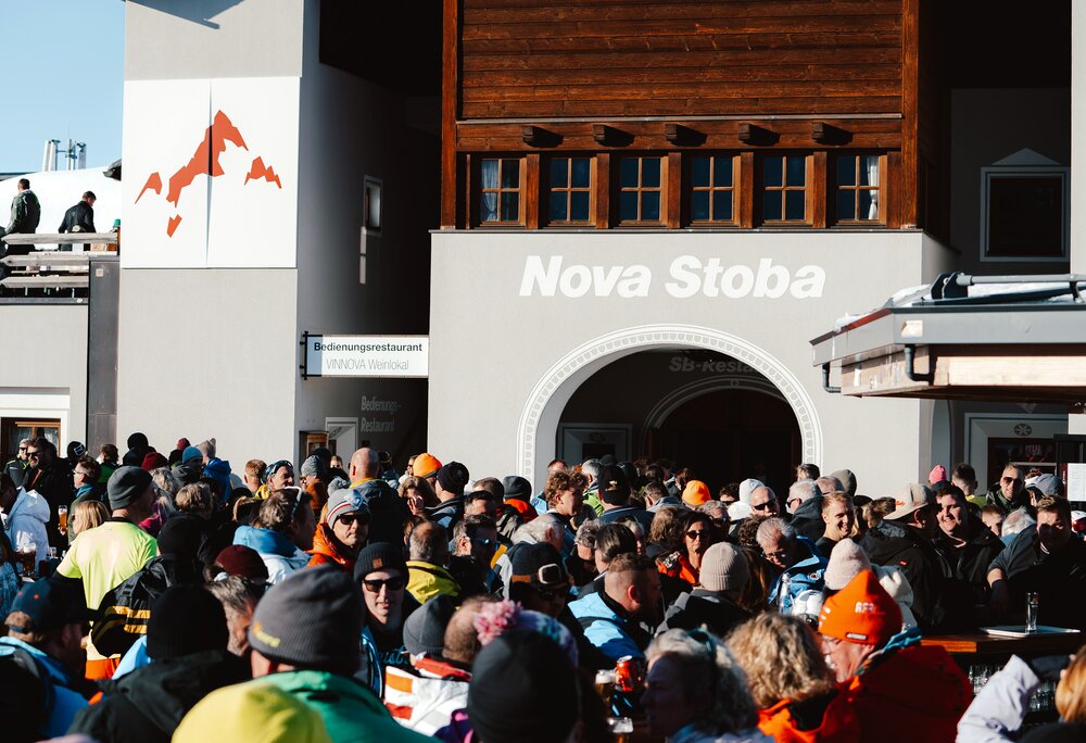 Tanzende und feiernde Menschen beim Uniskitag in der Silvretta Montafon | © Silvretta Montafon - GOODGUYPAEZ