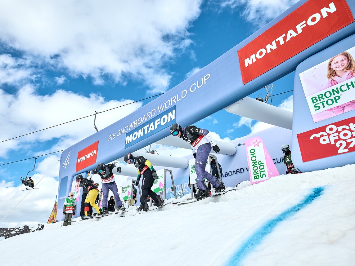 Vier Snowboard Cross Fahrer starten das Rennen. | © Silvretta Montafon - Marie Schilcher