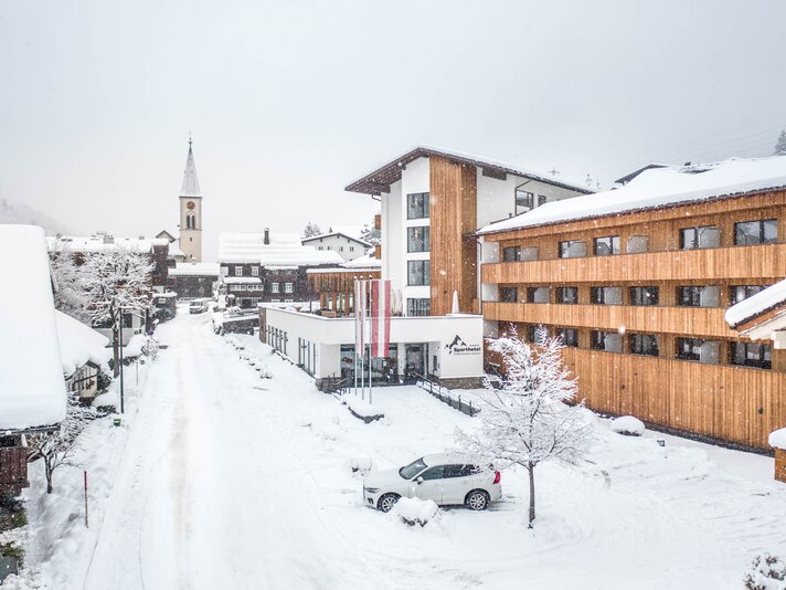 Aussenansicht Chalets - Sporthotel Silvretta Montafon | © Silvretta Montafon - blateral Aussenansicht Sporthotel Silvretta Montafon und verschneite Landschaft in Gaschurn. | © Silvretta Montafon - blateral