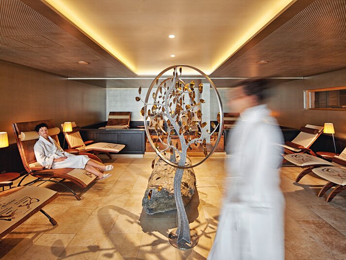 Spa im Sporthotel - Silvretta Montafon | © Silvretta Montafon - Markus Gmeiner Ein Ruheraum mit zwei Personen im Spa Bereich des Sporthotel Silvretta Montafon in Gaschurn. | © Silvretta Montafon - Markus Gmeiner