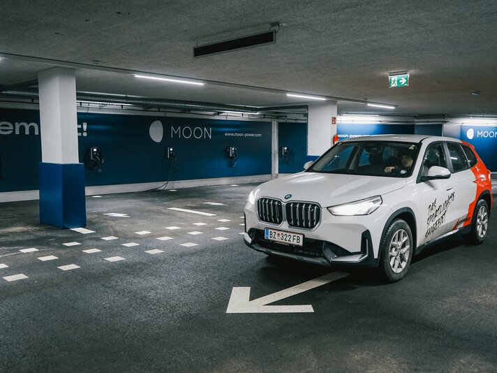 Moon Lounger - Silvretta Montafon | © Silvretta Montafon - Vanessa Strauch Ein E-Auto fährt in die E-Ladegarage Moon Lounge der Silvretta Montafon | © Silvretta Montafon - Vanessa Strauch