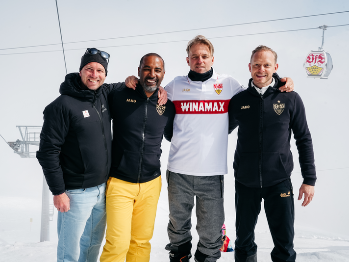 Vier Männer von der Silvretta Montafon und vom VfB Stuttgart lachen gemeinsam für ein Foto | © VfB Stuttgart - Silvretta Montafon