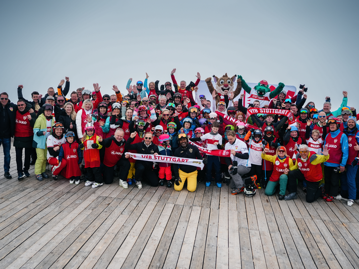 Die Fans vom VfB Stuttgart, die Legenden und Maskottchen beim Gruppenfoto vom VfB Skitag in der Silvretta Montafon | © VfB Stuttgart - Silvretta Montafon