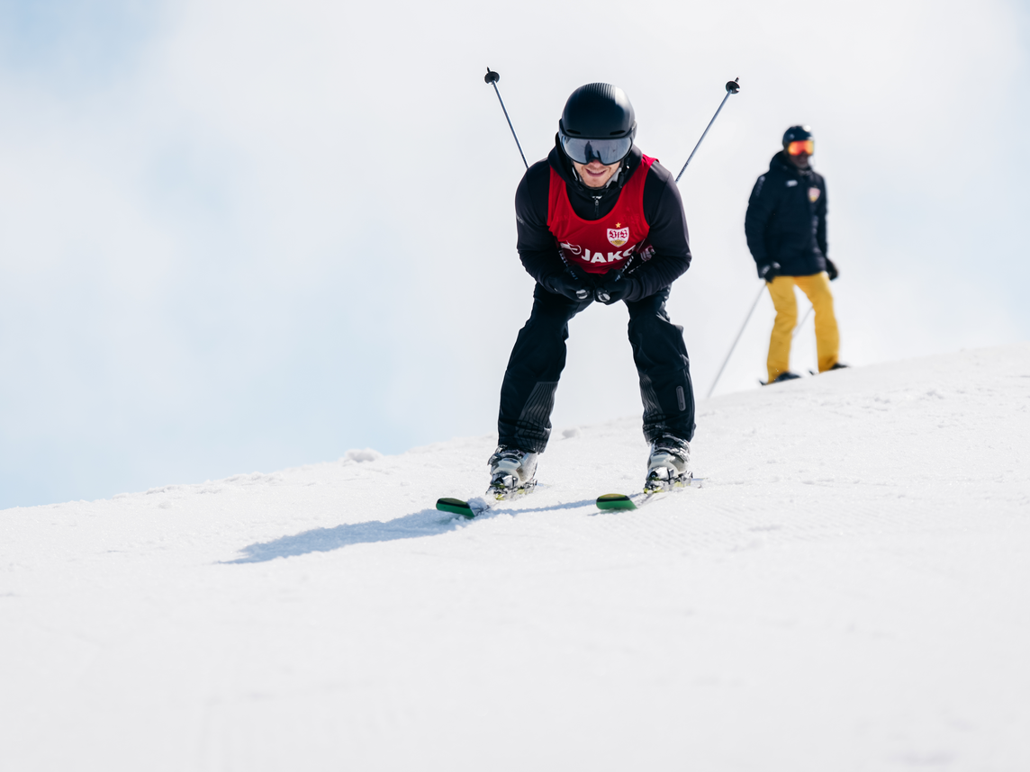 Ein Skifahrer beim Skirennen vom VfB Skitag in der Hocke-Position | © VfB Stuttgart - Silvretta Montafon