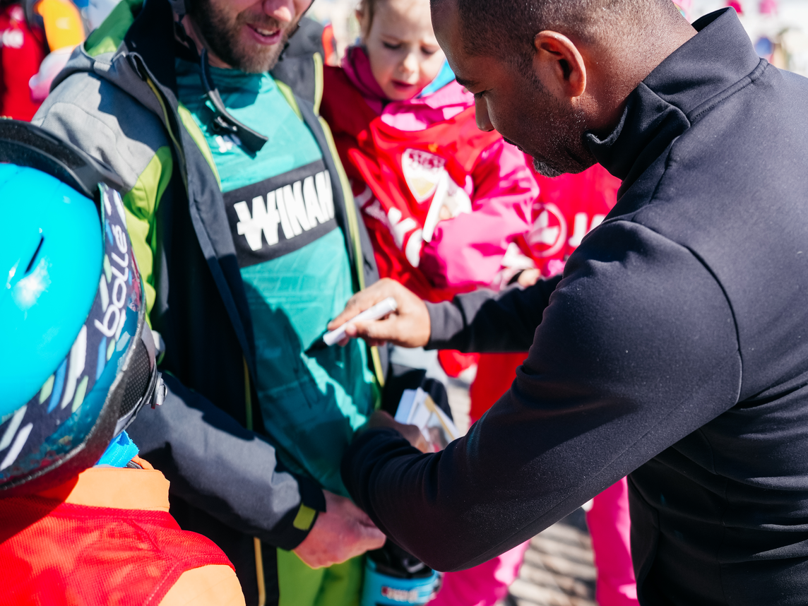 Eine Fußballspielerlegende vom VfB Stuttgart unterschreibt ein Trikot für einen Fan | © VfB Stuttgart - Silvretta Montafon