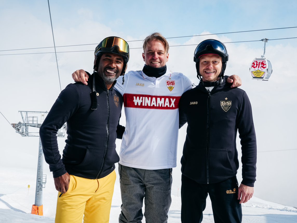 Drei Männer vom VfB Stuttgart lachen gemeinsam für ein Foto. | © VfB Stuttgart - Silvretta Montafon