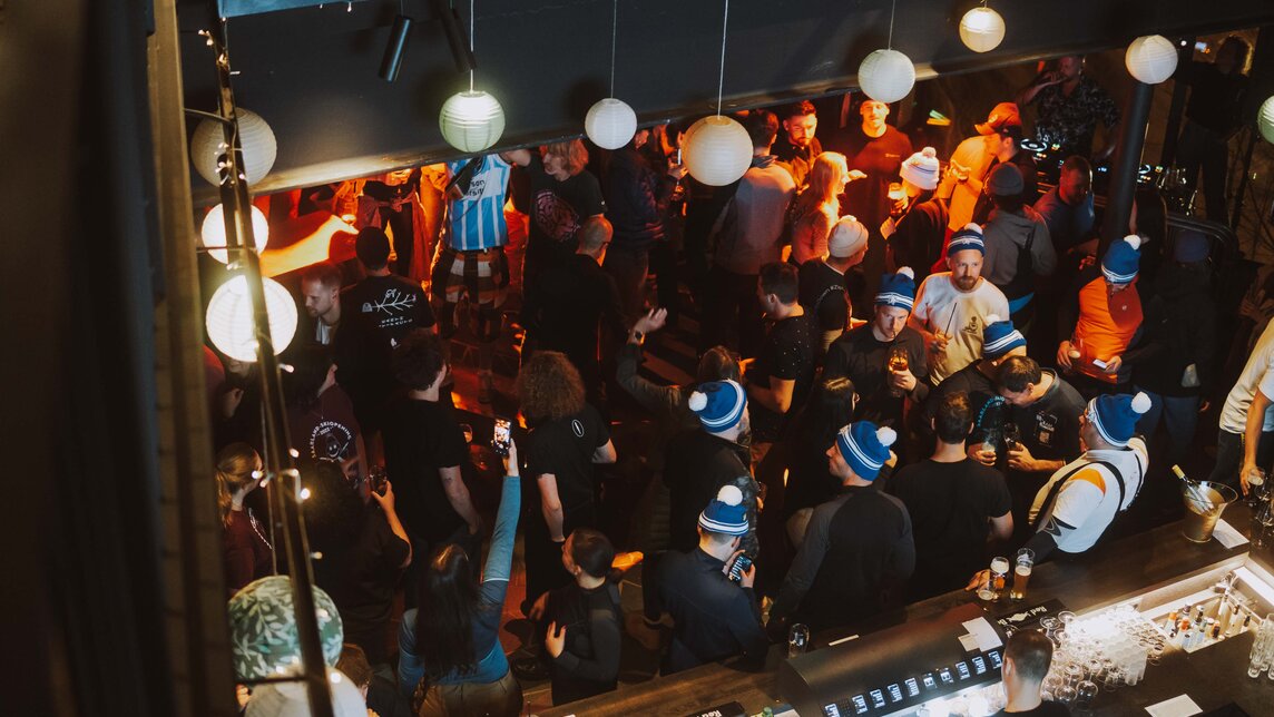 Eine Party in der Alten Talstation an der Versettla Bahn Talstation. | © Silvretta Montafon - WanderlustAllgäu