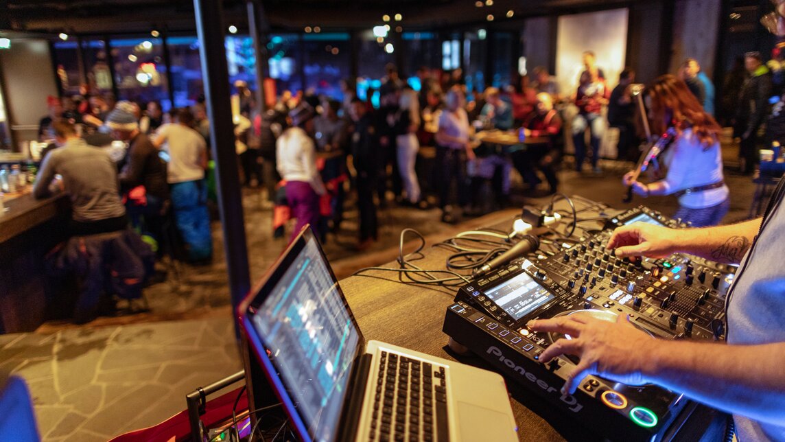 Ein DJ bei einer Aprés-Ski Party in der Alten Talstation. | © Silvretta Montafon - Stefan Kothner