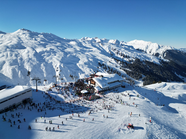 Nova Stoba von oben - Silvretta Montafon | © Silvretta Montafon - Vanessa Strauch Eine Bergrestaurant in verschneiter Bergkulisse von oben fotographiert. | © Silvretta Montafon - Vanessa Strauch