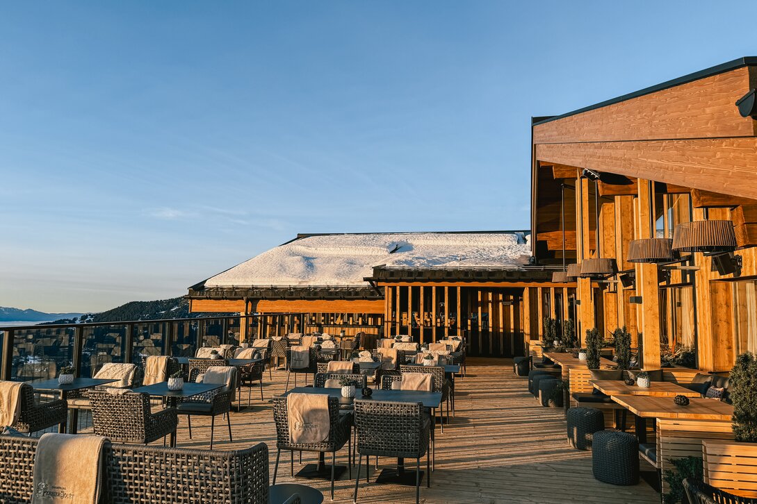 Die Terrasse der Hanglage im Kapellrestaurant in der Silvretta Montafon. | © Silvretta Montafon - Vanessa Strauch