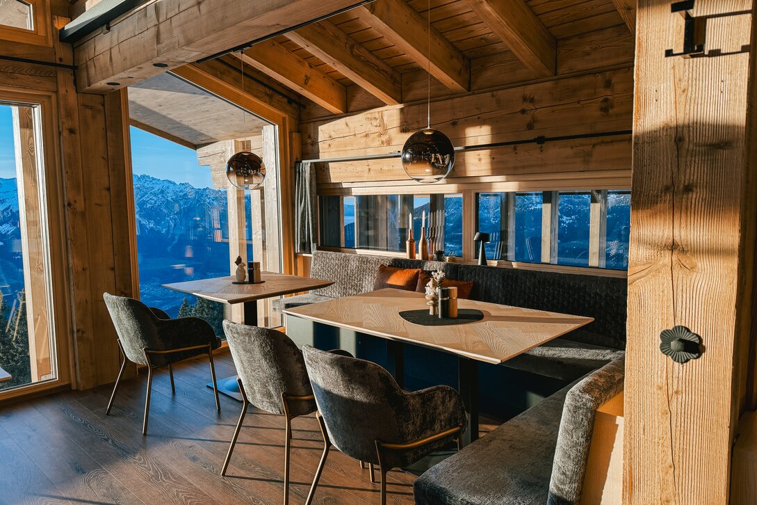 Eine Sitzecke in der Hanglage im Kapellrestaurant in der Silvretta Montafon. | © Silvretta Montafon - Vanessa Strauch