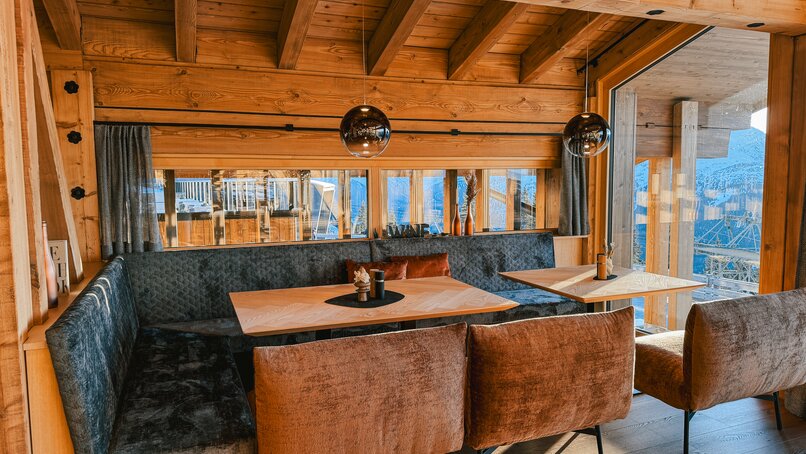 Eine gemütliche Sitzecke in der Hanglage im Kapellrestaurant in der Silvretta Montafon. | © Silvretta Montafon - Vanessa Strauch