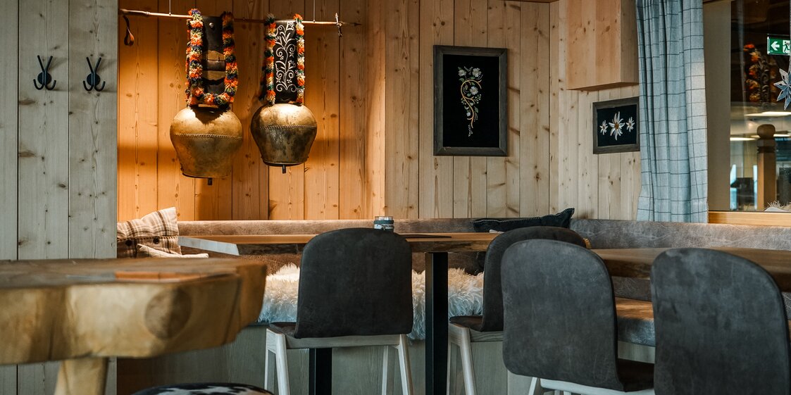 Gemütliche Sitzecke in einer Berghütte in der Silvretta Montafon. | © Silvretta Montafon - Vanessa Strauch
