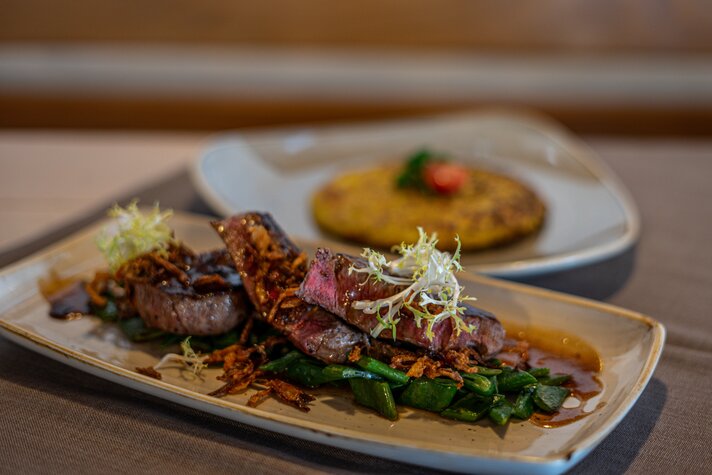 Ein Zwiebelrostbraten wie er in der Rotisserie serviert wird.  | © Silvretta Montafon - Vanessa Strauch