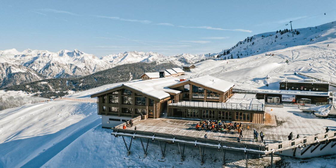 Das Kapellrestaurant von oben im Winter direkt im Skigebiet Silvretta Montafon. | © Silvretta Montafon - Vanessa Strauch