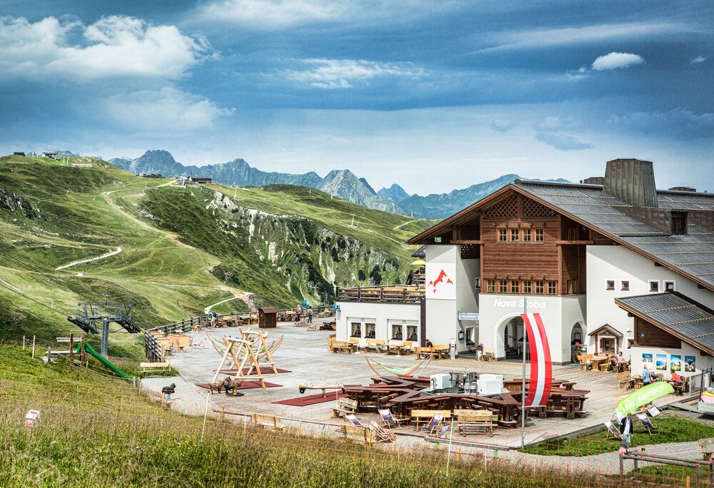 Die Nova Stoba inmitten der Berge im Sommer in der Silvretta Montafon. | ©   Silvretta Montafon - Stefan Kothner