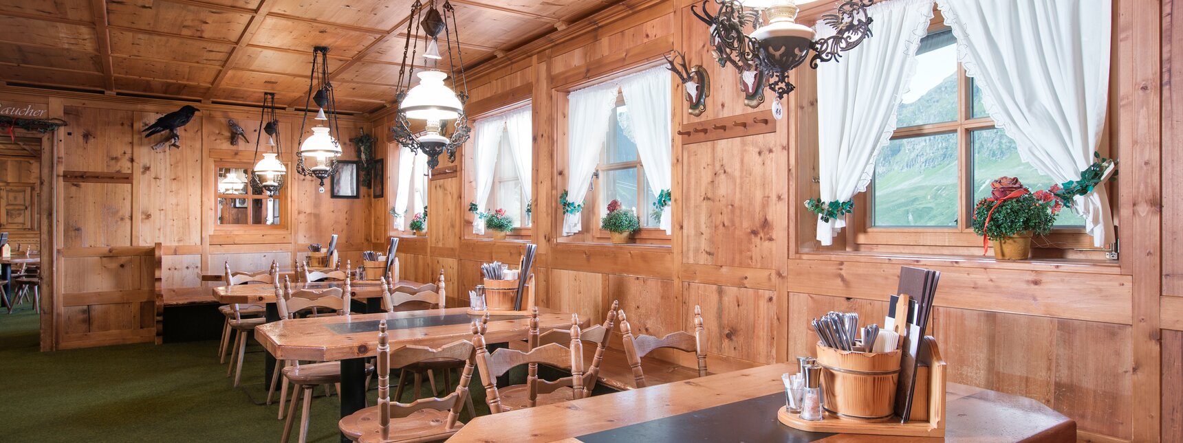 Gemütliche Stube mit viel Holz in der Nova Stoba in der Silvretta Montafon. | ©   Silvretta Montafon - Stefan Kothner