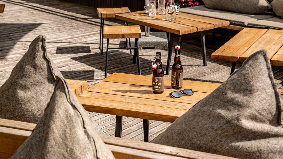 Die Terrasse der Alten Talstation mit 2 Flaschenbier auf dem Tisch im Sommer in der Silvretta Montafon. | © Silvretta Montafon - Friederike Weber