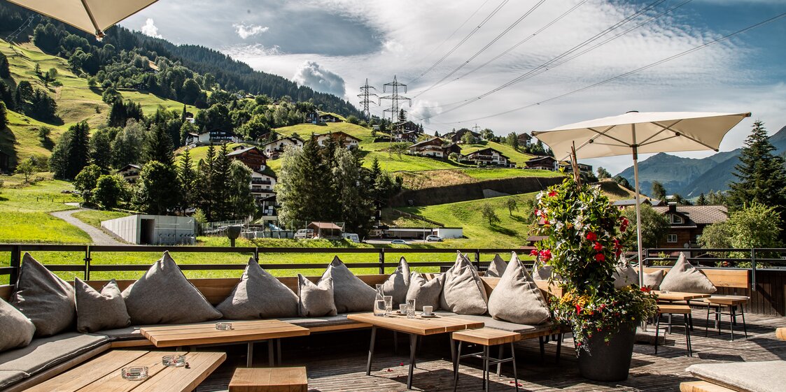 Die sonnige Terrasse der Alten Talstation im Sommer in der Silvretta Montafon. | © Silvretta Montafon - Friederike Weber