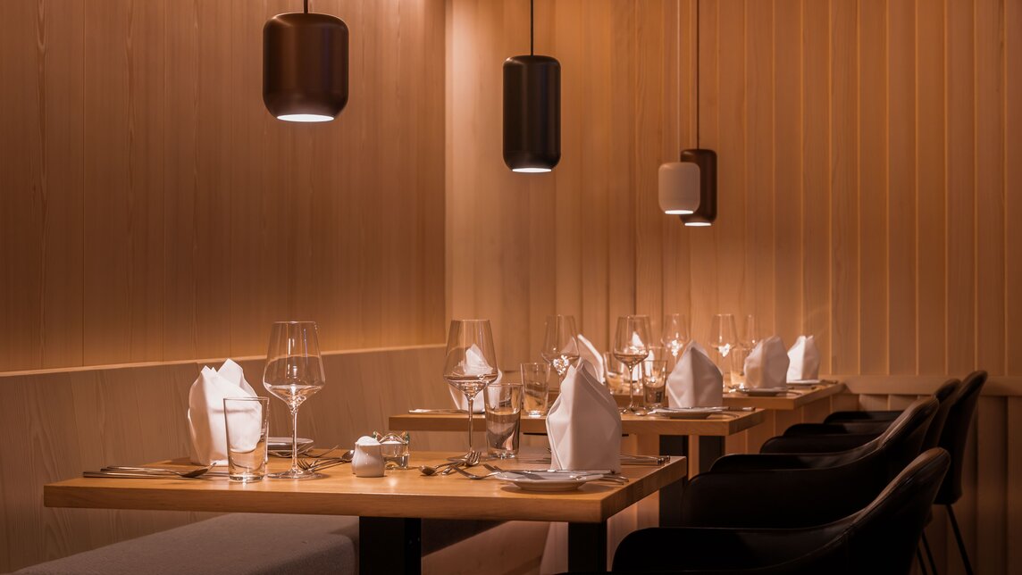Ein gedeckter Tisch in Simons Alpenbrasserie im Sporthotel Silvretta Montafon. | © Silvretta Montafon - Mara Baues