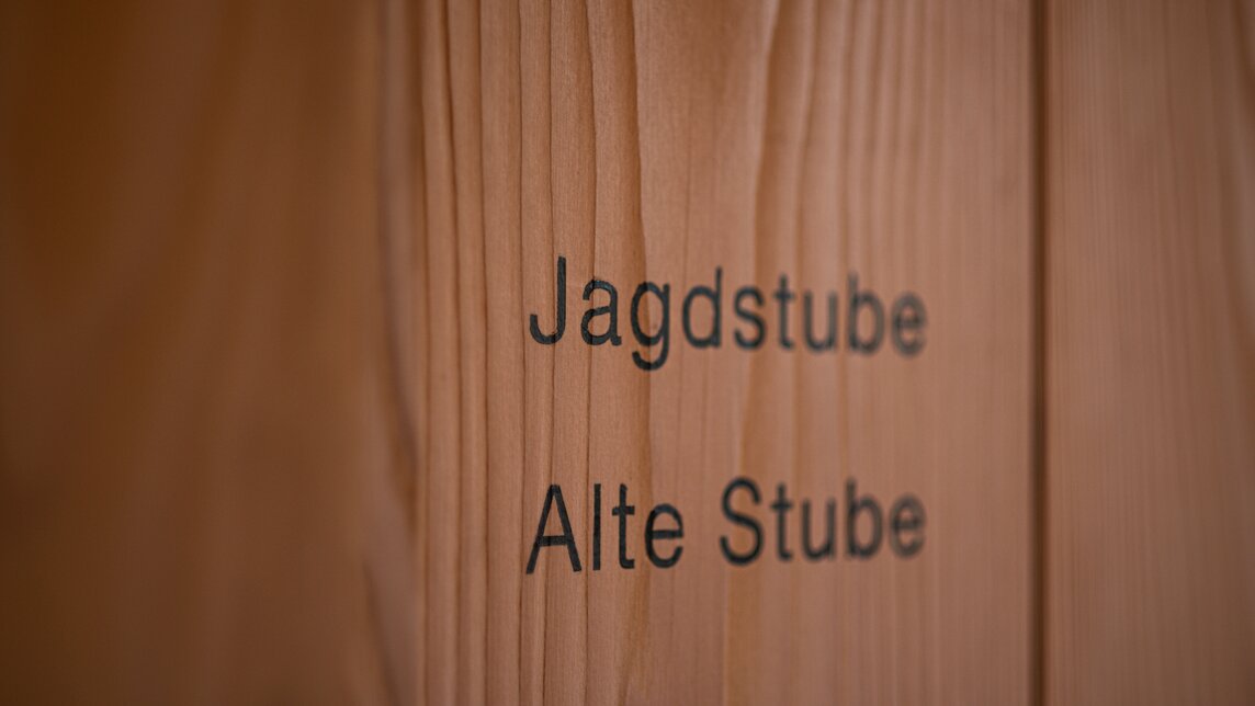 Die Beschilderung der Jadstube in Simons Alpenbrasserie im Sporthotel Silvretta Montafon. | © Silvretta Montafon - Mara Baues