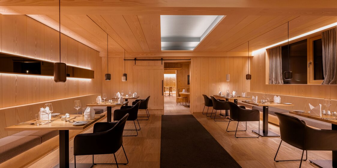Innenraum mit gedeckten Tischen in Simons Alpenbrasserie im Sporthotel Silvretta Montafon. | © Silvretta Montafon - Mara Baues