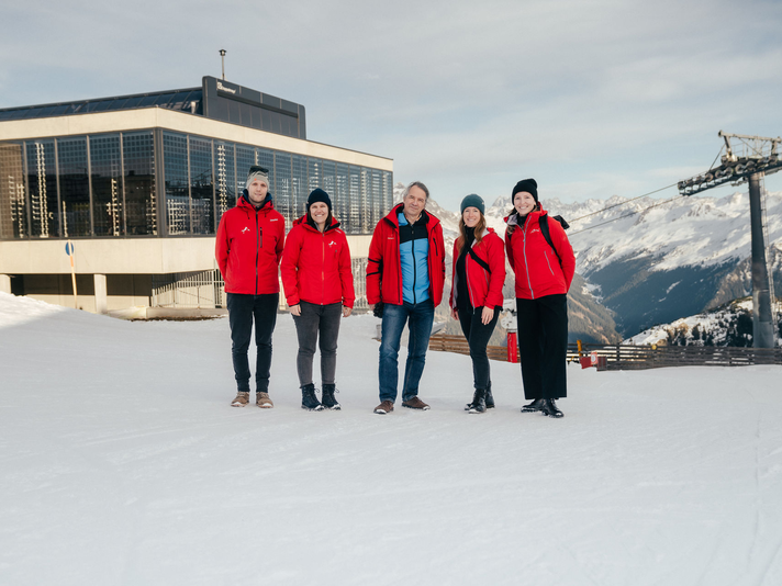 Audit Österreichisches Umweltzeichen | © Montafon Tourismus - Marie Rudigier Eine Gruppe von Personen in roten Skijacken im Skiegebiet an der Valisera Bahn Bergstation. | © Montafon Tourismus - Marie Rudigier