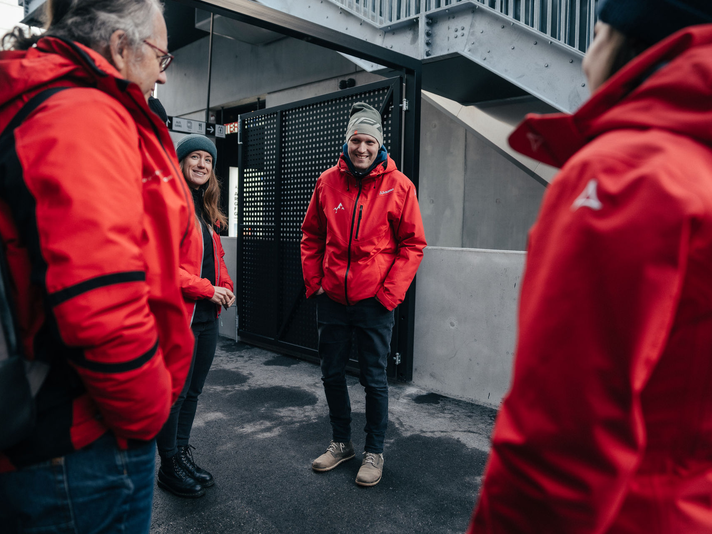 Audit Österreichisches Umweltzeichen | © Montafon Tourismus - Marie Rudigier Eine Gruppe von Personen in roten Jacken. | © Montafon Tourismus - Marie Rudigier