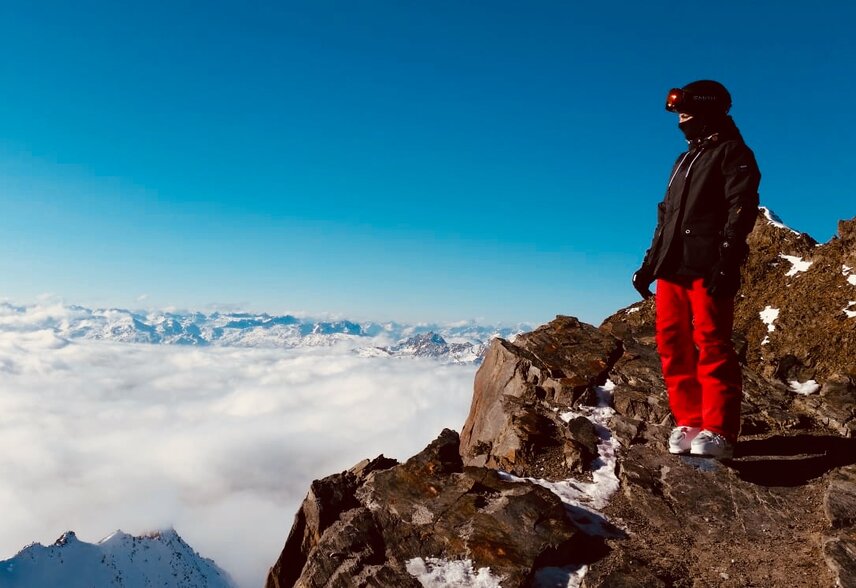 Luisa - Studentin Silvretta Montafon | © Luisa Idler - Silvretta Montafon Eine Frau steht in Skiausrüstung auf einem Felsen im Skigebiet Silvretta Montafon. | © Luisa Idler - Silvretta Montafon