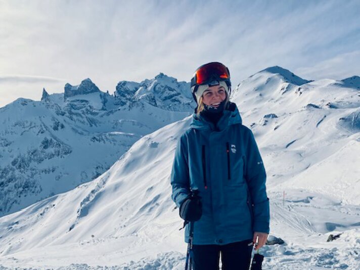 Luisa Idler im Montafon | © Luisa Idler - Silvretta Montafon Ein Mädchen steht in Skikleidung vor einer verschneiten Bergkulisse. | © Luisa Idler - Silvretta Montafon