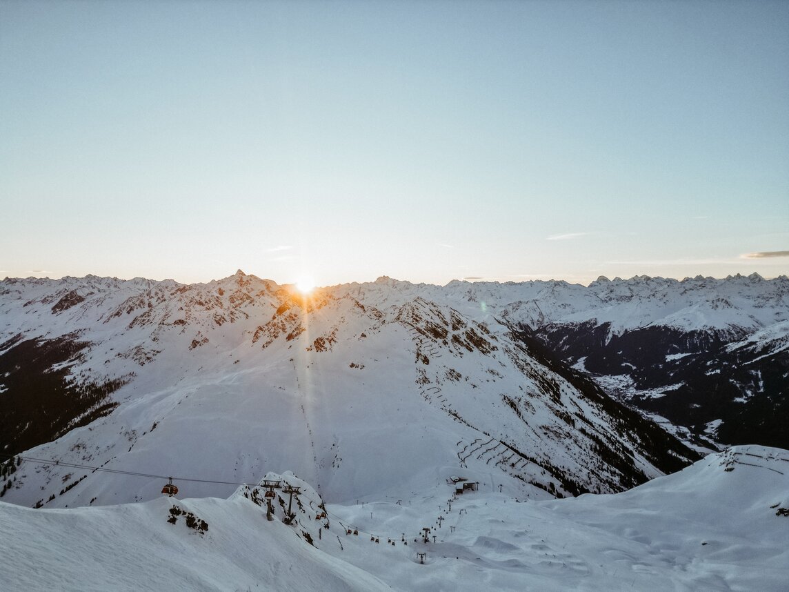Hochjoch Sonnenaufgang Silvretta Montafon | © Silvretta Montafon - Vanessa Strauch  Zamangbahnfoto bei Sonnenaufgang in der Silvretta Montafon  | © Silvretta Montafon - Vanessa Strauch