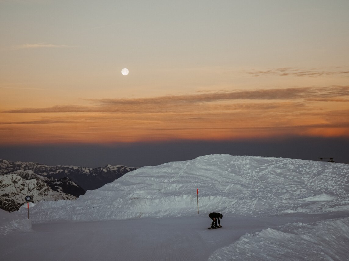 Schöner Himmel -Silvretta Montafon  | © Silvretta Montafon - Vanessa Strauch  Ein Snowboardfahrer in der SIlvretta Montafon bei wunderschönem Himmel | © Silvretta Montafon - Vanessa Strauch