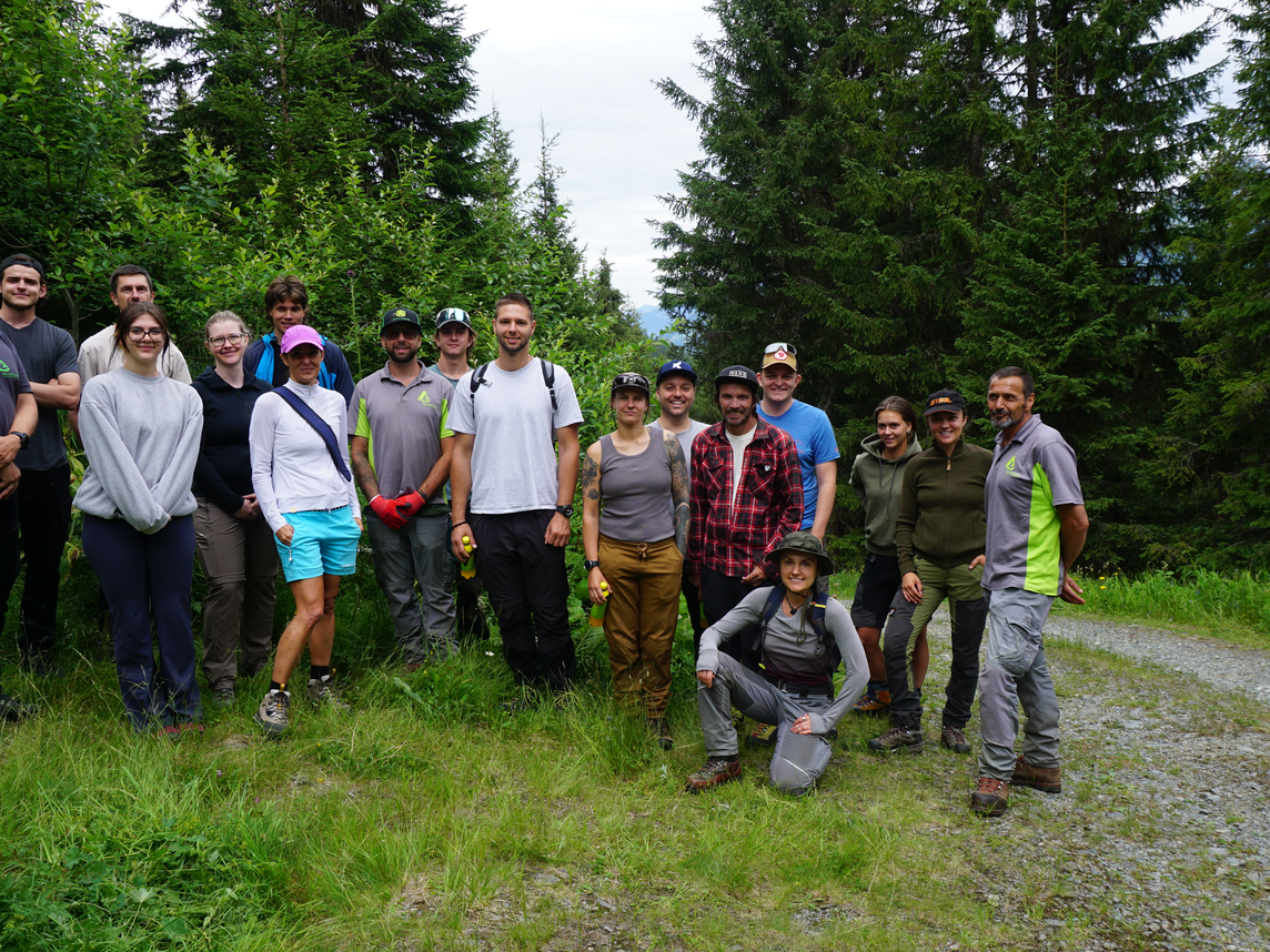 Gruppenfoto der Helfer des Gmewerch 26 im Wald der Silvretta Montafon | © Silvretta Montafon - Katharina Tagwerker