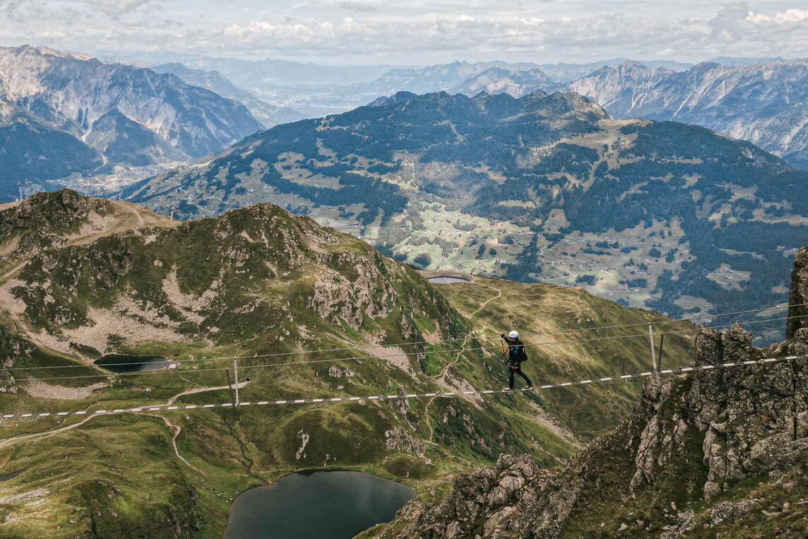 Hochjoch Klettersteig - Silvretta Montafon  | © Silvretta Montafon Eine Person läuft über Hochseilbrücke im Klettersteig in der Silvretta Montafon | © Silvretta Montafon