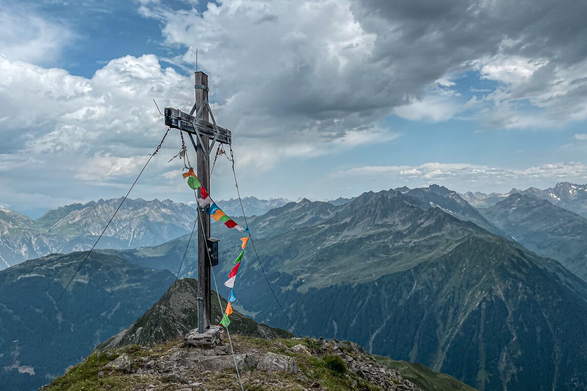 Hochjoch Klettersteig - Silvretta Montafon  | © Silvretta Montafon - Vanessa Strauch Hochjoch Gipfelkreuz in der Silvretta Montafon  | © Silvretta Montafon - Vanessa Strauch