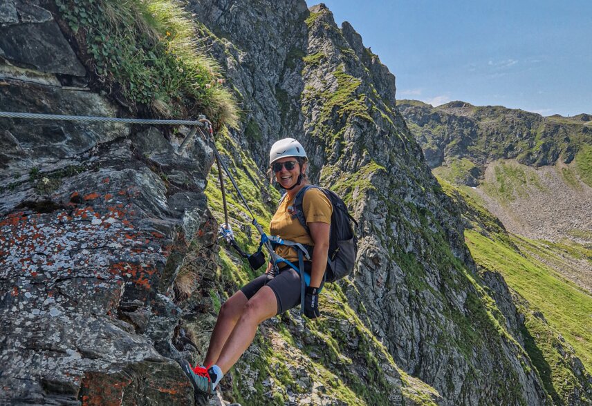 Frau beim klettern am Klettersteig Hochjoch in der Silvretta Montafon  | © Silvretta Montafon - Vanessa Strauch