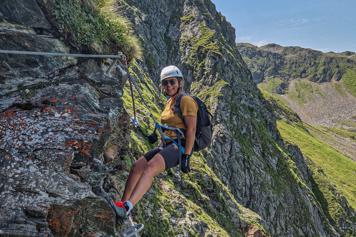 Hochjoch Klettersteig - Silvretta Montafon  | © Silvretta Montafon - Vanessa Strauch Frau beim klettern am Klettersteig Hochjoch in der Silvretta Montafon  | © Silvretta Montafon - Vanessa Strauch