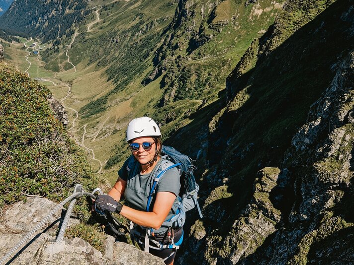 Madrisella Klettersteig - Silvretta Montafon  | © Silvretta Montafon - Sabine Wolf  Frau beim klettern am Klettersteig Hochjoch in der Silvretta Montafon | © Silvretta Montafon - Sabine Wolf